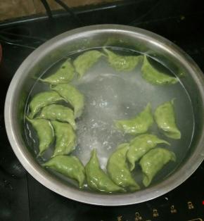锅里放足够的水，加入适量盐烧开，下饺子。待饺子浮起来定时六分钟。