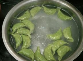 锅里放足够的水，加入适量盐烧开，下饺子。待饺子浮起来定时六分钟。