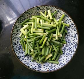 蒜薹洗干净切成小段。