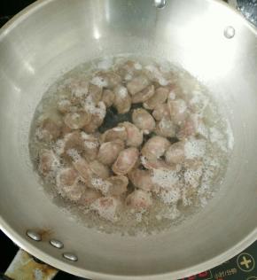 腊肠切片，放到水里煮8~10分钟捞出。(因为我家腊肠特别咸，如果不咸，可以省略)