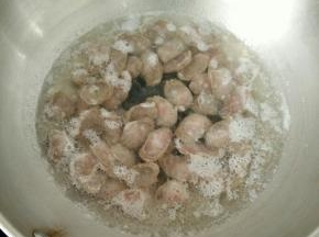 腊肠切片，放到水里煮8~10分钟捞出。(因为我家腊肠特别咸，如果不咸，可以省略)