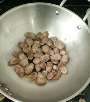 锅烧热加一点油，下腊肠。