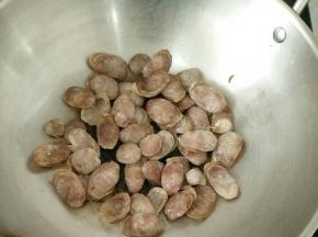 锅烧热加一点油，下腊肠。