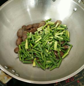 接着放入蒜薹和少许热水。
