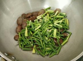 接着放入蒜薹和少许热水。