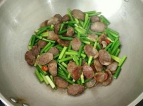 快速翻炒均匀，蒜薹断生即可。