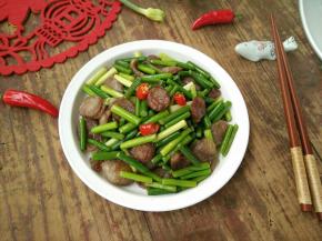 蒜薹颜色翠绿，特别有食欲。