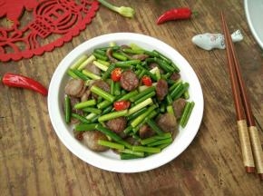 蒜薹颜色翠绿，特别有食欲。