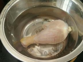 鸡腿去皮，冷水入锅，加入适量盐和料酒，煮八分钟捞出。