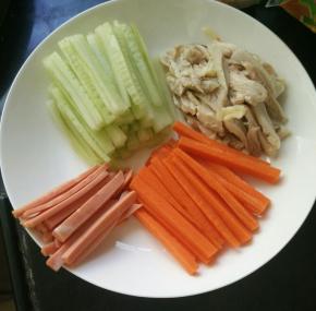 所有材料切条。