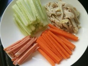 所有材料切条。