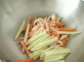 下黄瓜，加入适量盐和耗油。