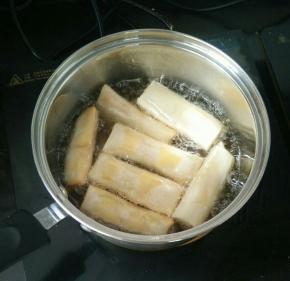 锅烧热放适量油，油温七八成热下春卷。