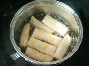 锅烧热放适量油，油温七八成热下春卷。