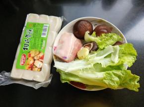 准备所有食材（年糕用了250g），洗净备用。