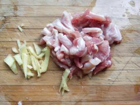五花肉切片，生姜切丝。