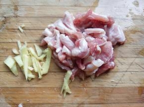 五花肉切片，生姜切丝。