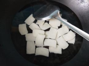 锅内放水，年糕煮软捞出。