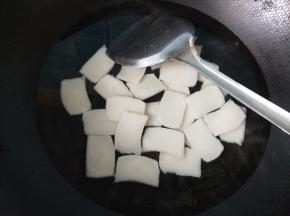 锅内放水，年糕煮软捞出。