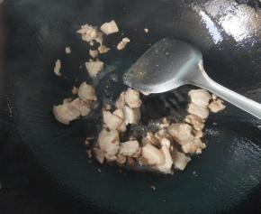 锅内放油，烧热后放五花肉煸炒出油。