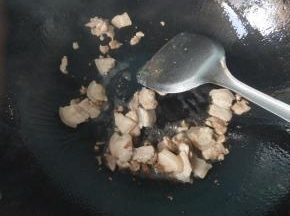 锅内放油，烧热后放五花肉煸炒出油。