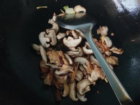 放香菇翻炒。