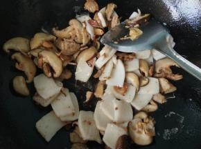 香菇炒熟，放年糕翻炒，放几滴酱油（不要放多，不然颜色不好看）。