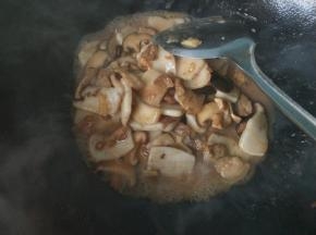 放盐，放适量的清水。