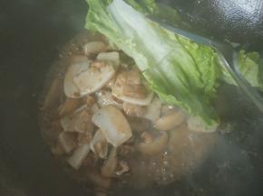 放入生菜，翻炒。