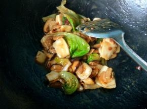 放鸡精，翻炒均匀，出锅啦！