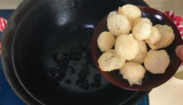 倒入炸好的汤圆