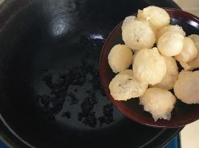 倒入炸好的汤圆