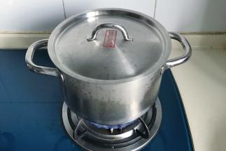 锅里放水大火烧开