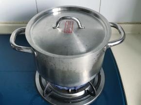 锅里放水大火烧开