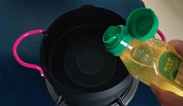 小锅里倒入适量油