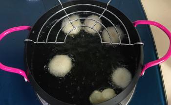 也可以少放几个，炸至汤圆体积变大，出现很多小气泡就可以了