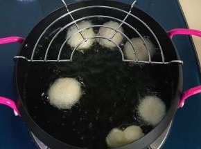 也可以少放几个，炸至汤圆体积变大，出现很多小气泡就可以了
