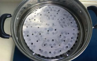 蒸锅里垫一张油纸