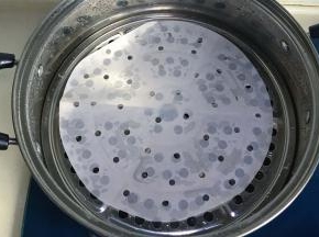 蒸锅里垫一张油纸