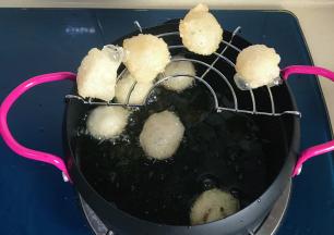 炸好的放到沥油网上沥油