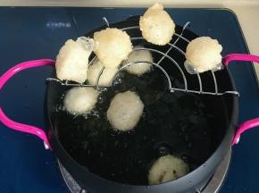 炸好的放到沥油网上沥油