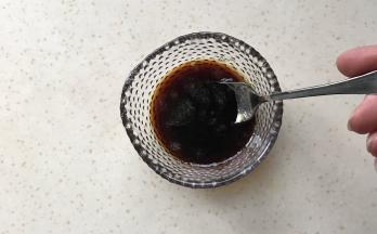 小碗中加入酱油、香醋、白糖、芝麻油拌匀备用