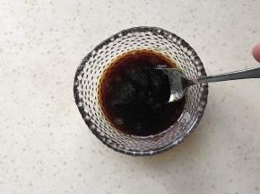 小碗中加入酱油、香醋、白糖、芝麻油拌匀备用
