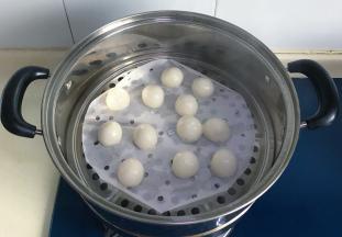 蒸熟后的汤圆呈半透明状