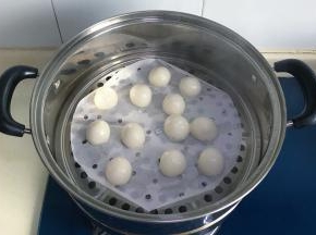 蒸熟后的汤圆呈半透明状