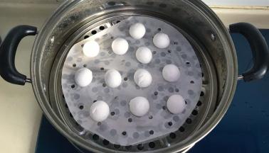 把汤圆放进大火蒸十分钟后再焖一会开盖