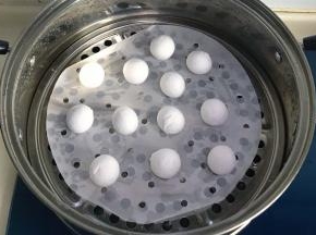 把汤圆放进大火蒸十分钟后再焖一会开盖