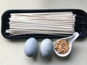 准备好面条、皮蛋、花生碎