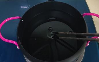 放入筷子冒出小气泡就可以下汤圆炸了