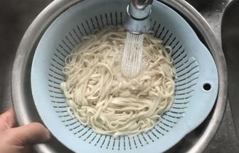 煮好的面条冷水中冲凉后沥干水分